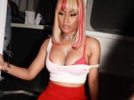Nicki Minaj piersiami przebiła kreacje
